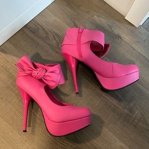 Zip Up Pumps With Side Bow